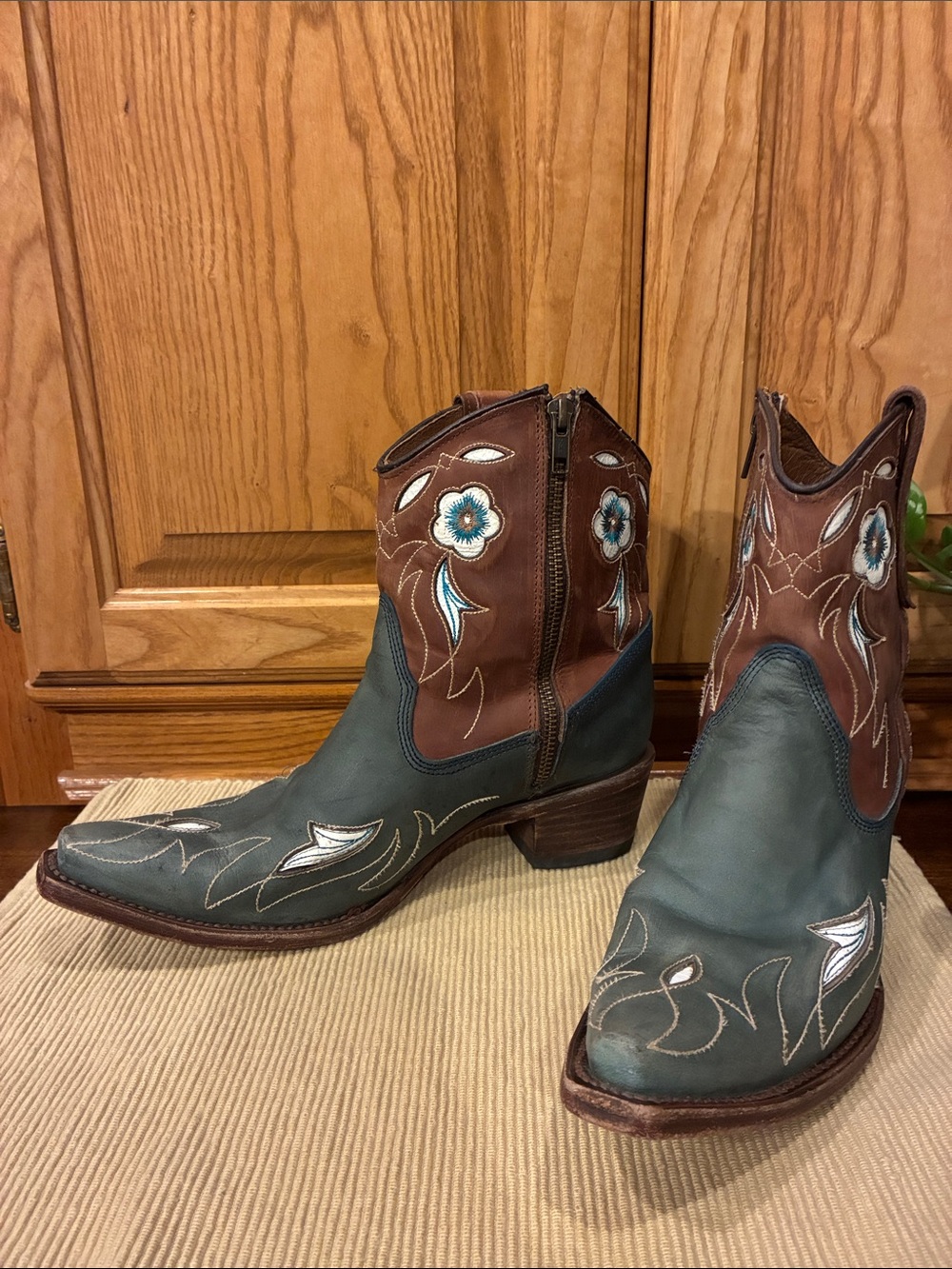 Size 9 Circle G Western Floral Inlay Ankle Boots in Teal & Brown - L5940 (ABBA)